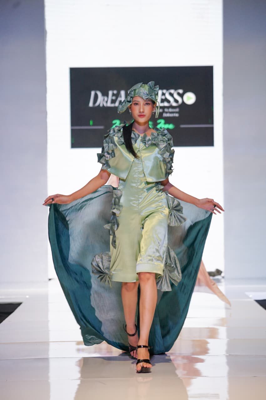Runway look from the hartique collection