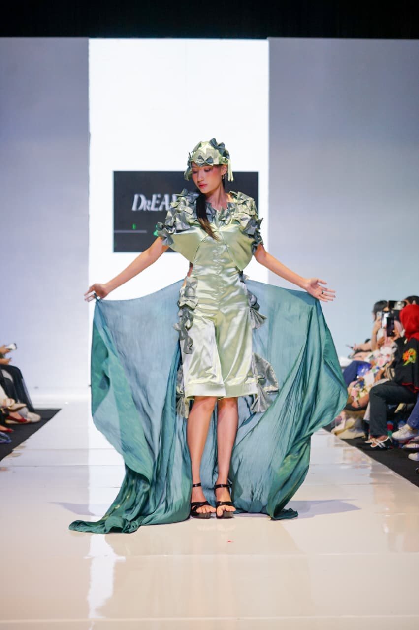 Runway look from the hartique collection